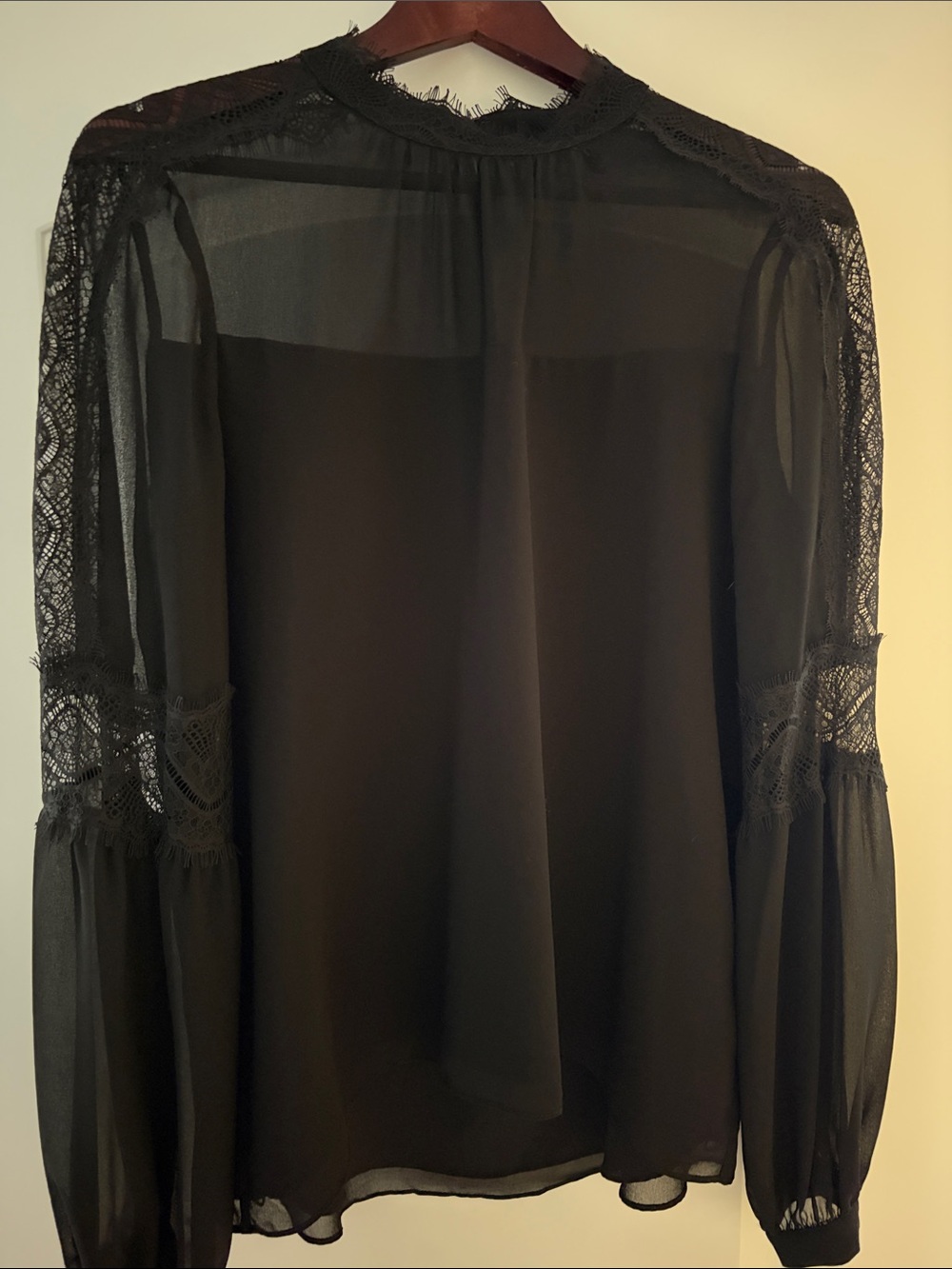 Sz M White House Black Market Black Lace Neck Blouse Lined Bodice
